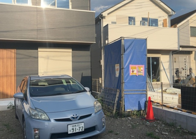【駐車場】 | 横川町新築戸建 | 駐車場と明記されていても、最小スペースでつくられた駐車場だと大型車は駐車できなかったり、出入りしにくくなったりする可能性があります。お車のサイズと購入したい物件の駐車場のサイズを現地で確認しましょう。