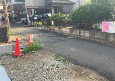 【前面道路含む現地写真】 | 横川町新築戸建 | 住宅用の土地では前面道路に2m以上接していなければならないと法律で定められています。しかし、お持ちの車のサイズやライフスタイルなどにより、2mでは利便が悪い場合もございますので、事前に確認しましょう。