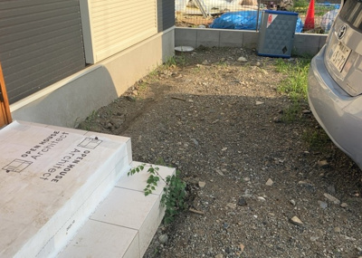 【庭】 | 横川町新築戸建 | 庭があることでガーデニングや家庭菜園はもちろん、こどもの遊び場やペットを放して遊ぶことができます。また、家の周囲に余裕があるということです。隣地との間があれば、十分な日当たりと、風通しが確保できます。