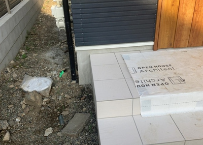 【構造・工法・仕様】 | 横川町新築戸建 | 木造住宅とは土台、壁、柱など建築物の強度を支える構造体の材に木が使用されている構造を指します。構造体は建物の自重を支えるだけではなく風圧や水圧、積裁荷重などあらゆる衝撃に耐えるための基礎です。