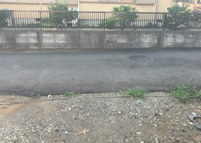 【前面道路含む現地写真】 | 横川町新築戸建 | お持ちの車種によっては前面道路が広い方が便利でしょう。しかし、前面道路が広ければその分交通量が多くなるため、騒音などが気になる場合があります。実際に現地を見学し、周辺交通量や騒音などを確認しましょう！