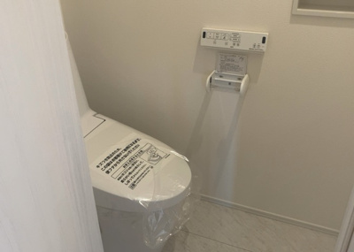 【トイレ】 | 横川町新築戸建 | トイレは大きさや形、機能、抗菌性などが異なる多種多彩なタイプが各メーカーから出ています。それぞれに良さがあるため、事前にどういったタイプのトイレがいいのかをご家庭内で決めて、内見に行くといいでしょう。
