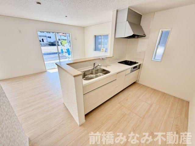 【新築】高崎市吉井町下長根第３　３号棟(全４棟)　クレイドルガーデン　新築建売分譲のキッチン|コンパクトなキッチンで掃除もラクラク