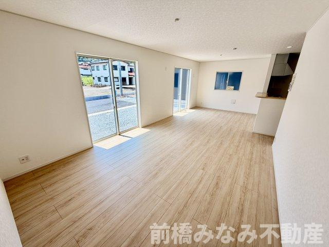 【新築】高崎市吉井町下長根第３　３号棟(全４棟)　クレイドルガーデン　新築建売分譲の居間・リビング|こちらのリビングで趣味の時間をお楽しみください