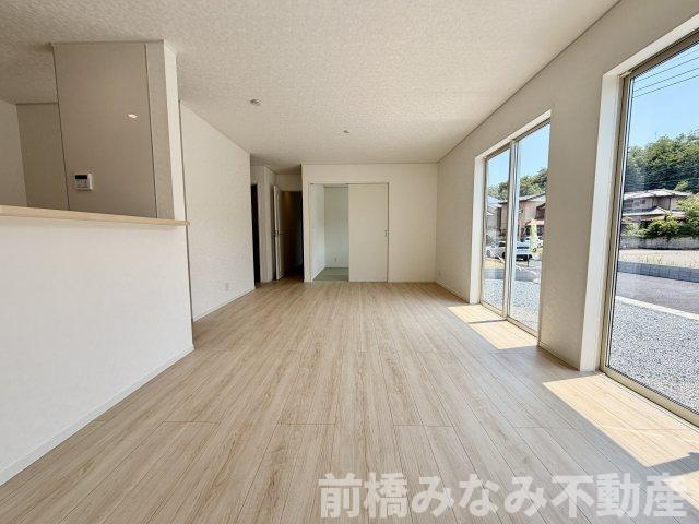 【新築】高崎市吉井町下長根第３　２号棟(全４棟)　クレイドルガーデン　新築建売分譲の居間・リビング|ゆったり過ごせるリビングです