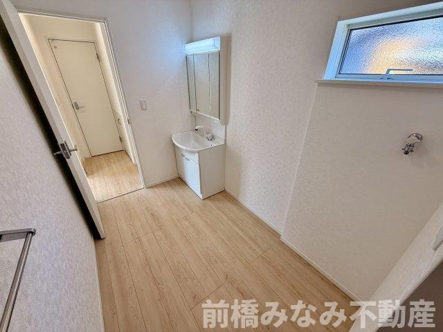 【新築】高崎市吉井町下長根第３　２号棟(全４棟)　クレイドルガーデン　新築建売分譲の独立洗面台|朝の支度にも助かる、独立の洗髪洗面化粧台