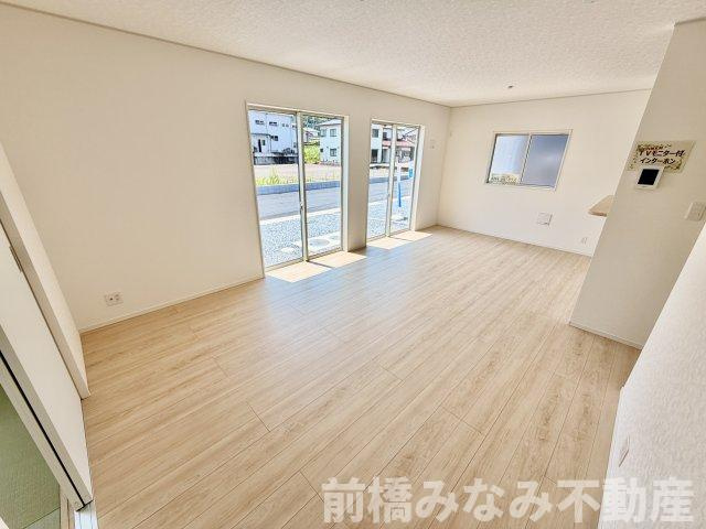 【新築】高崎市吉井町下長根第３　２号棟(全４棟)　クレイドルガーデン　新築建売分譲の居間・リビング|こちらのリビングで趣味の時間をお楽しみください