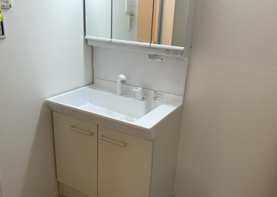 【独立洗面台】 | 小山ヶ丘新築戸建 | 洗面化粧台では顔を洗ったり、身だしなみを整えることが本来の使い方ですが、用途によっては洗面化粧台に求められる機能が違ってくるため、ご自身や家族のライフスタイルに合ったものを選ぶことをおすすめ致します。
