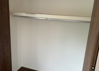 【収納】 | 小山ヶ丘新築戸建 | デザイン性を重視しすぎて収納が少なかった！なんてことにならないため、事前に現地で収納の数を確認しておくことをお勧めします。クローゼット以外にも床下収納や屋根裏収納、パントリーなどもチェックしましょう。