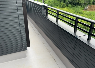【バルコニー】 | 小山ヶ丘新築戸建 | バルコニーは、室外の専用スペースのうち、「屋根がなく開放された空間」であるものを指します。ベランダより広いタイプのものが多く、日当たりもよいため家庭菜園などを楽しみたい人にとって適した環境となります。