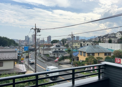 【展望】 | 小山ヶ丘新築戸建 | 眺望を気にして物件を探す場合、前面に建物が建っていないか現地で確認しましょう！前面に建物があると景色はもちろん、日当たりや風通しにも影響が出てきます。住んだ時のことを想像しながら現地見学をしましょう。