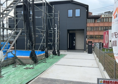 【前面道路含む現地写真】 | 小山ヶ丘新築戸建 | 住宅用の土地では前面道路に2m以上接していなければならないと法律で定められています。しかし、お持ちの車のサイズやライフスタイルなどにより、2mでは利便が悪い場合もございますので、事前に確認しましょう。