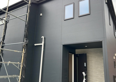 【構造・工法・仕様】 | 小山ヶ丘新築戸建 | 木造住宅とは土台、壁、柱など建築物の強度を支える構造体の材に木が使用されている構造を指します。構造体は建物の自重を支えるだけではなく風圧や水圧、積裁荷重などあらゆる衝撃に耐えるための基礎です。