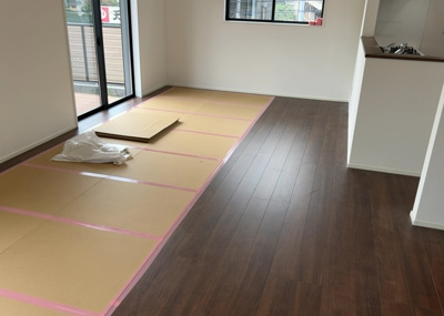 【居間・リビング】 | 小山ヶ丘新築戸建 | L型アイランドタイプは、キッチンからダイニングにもリビングにも目が行き届くので、とても使いやすい配置です。L字型独立タイプは、キッチンを独立させてるためLDKというよりもLDといった様なイメージです。