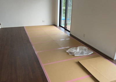 【ダイニング】 | 小山ヶ丘新築戸建 | ダイニングは、食事や家族の団らんスペースとしてだけではなく、ほかの用途としても使用することができます。ダイニングテーブルを置き、食事のためのスペースを作ることでリビングとの差別化を図ることができます。