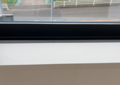 【内装】 | 小山ヶ丘新築戸建 | サッシとは、ガラス窓に使用される金属製の窓枠のことです。一般的に住宅建築では、金属製建具工事の段階で備え付けるもので、ガラス類や玄関、バスルームのスチール製のドアなどと同じタイミングで工事を行います。