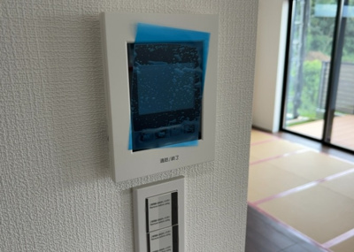 【セキュリティ】 | 小山ヶ丘新築戸建 | モニターで来訪者を確認して、目的が分からない場合はインターホンを通じて室内から会話することができます。怪しいと感じた場合はインターホン越しにお帰りいただくことができるので、直接会うことがなく安全です。