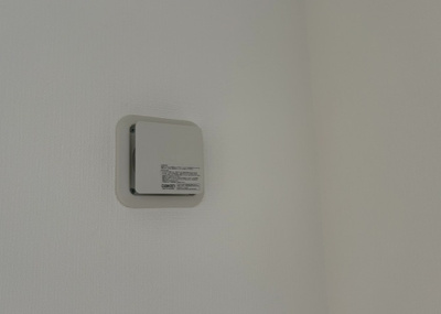 【冷暖房・空調設備】 | 小山ヶ丘新築戸建 | 1日中建物内の換気が行われるように設計された仕組みです。気密性の高い住宅は、家に籠った空気でシックハウス症候群になる可能性がありますが、24時間換気システムであれば計画的な換気で対策が可能です。