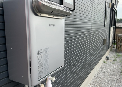【発電・温水設備】 | 小山ヶ丘新築戸建 | 省エネ給湯器とは従来型の給湯器より熱効率が高く、少ない燃料でたくさんのお湯を沸かすことが出来る高効率な給湯器のことを指します。また、省エネ給湯器には種類があり、利便性や効果なども様々です。