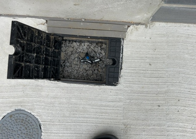 【設備】 | 小山ヶ丘新築戸建 | 敷地内には、散水栓や立水栓があります。水道水を直接利用できるため、水を運ぶ手間を省くことが出来ます。大量の水を必要とする洗車作業や清掃などに役立ちます。その他設備とあわせて、現地でご確認ください。
