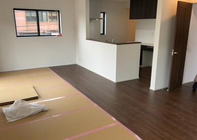 【居間・リビング】 | 小山ヶ丘新築戸建 | 直線タイプはLとDKを一直線に並べた形で対面キッチンのタイプです。一般的なのでよく見かけるかもしれません。直線タイプに似た直接アイランドタイプは、キッチンとダイニングの間に壁がない分広く感じられます。
