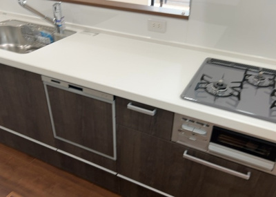 【キッチン】 | 小山ヶ丘新築戸建 | 標準的なシステムキッチンの横幅は、165cm～300cm程度です。2100・2400・2550・2700などミリ単位で表記されます。普段どのように料理をするのかを想定しながら合ったサイズを選びましょう
