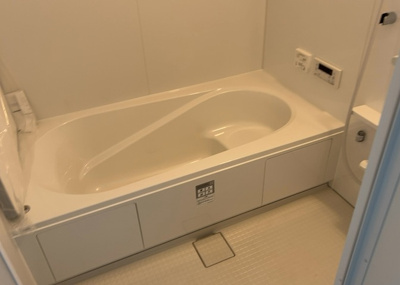 【浴室】 | 小山ヶ丘新築戸建 | 入浴時の快適さも大事なことですが、綺麗な状態を維持できなければ気持ちよく入浴できません。毎日の掃除が楽という点は大事なポイントになります！カビが生えにくく掃除がしやすい、壁や浴槽を選ぶといいでしょう。