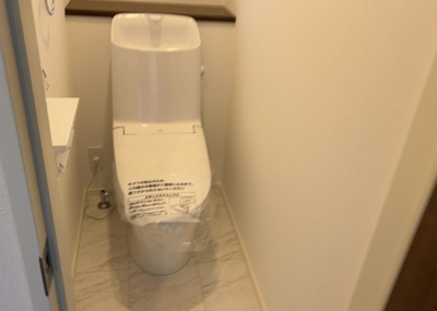 【トイレ】 | 小山ヶ丘新築戸建 | トイレは大きさや形、機能、抗菌性などが異なる多種多彩なタイプが各メーカーから出ています。それぞれに良さがあるため、事前にどういったタイプのトイレがいいのかをご家庭内で決めて、内見に行くといいでしょう。