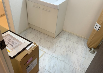 【脱衣所】 | 小山ヶ丘新築戸建 | 多くの戸建て住宅で見かける洗面脱衣所は、洗面台と洗濯機が2畳ほどのスペースに並べられていて、洗面所が脱衣所を兼ね備えている間取りが一般的です。お客様が利用することもある、パブリックな空間でもあります。