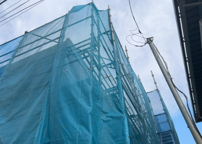 【バルコニー】 | 下九沢新築戸建 | バルコニーは、室外の専用スペースのうち、「屋根がなく開放された空間」であるものを指します。ベランダより広いタイプのものが多く、日当たりもよいため家庭菜園などを楽しみたい人にとって適した環境となります。