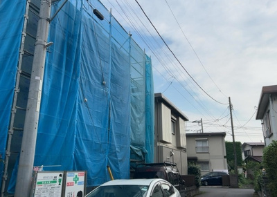 【前面道路含む現地写真】 | 下九沢新築戸建 | 道幅が狭い場所は比較的土地の値段が低いことが多く、また交通量が少ないため騒音が少なく静かな環境で過ごせます。また、小さいお子様がいるご家庭も安心です。一方で車の駐車が難しいというデメリットもあります。