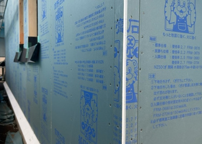 【発電・温水設備】 | 下九沢新築戸建 | 省エネ給湯器とは従来型の給湯器より熱効率が高く、少ない燃料でたくさんのお湯を沸かすことが出来る高効率な給湯器のことを指します。また、省エネ給湯器には種類があり、利便性や効果なども様々です。