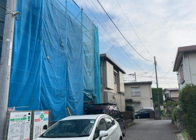 【前面道路含む現地写真】 | 下九沢新築戸建 | 住宅用の土地では前面道路に2m以上接していなければならないと法律で定められています。しかし、お持ちの車のサイズやライフスタイルなどにより、2mでは利便が悪い場合もございますので、事前に確認しましょう。