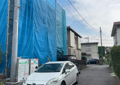 【前面道路含む現地写真】 | 下九沢新築戸建 | お持ちの車種によっては前面道路が広い方が便利でしょう。しかし、前面道路が広ければその分交通量が多くなるため、騒音などが気になる場合があります。実際に現地を見学し、周辺交通量や騒音などを確認しましょう！