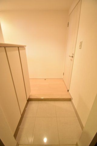 クロスレジデンス大阪新町の玄関