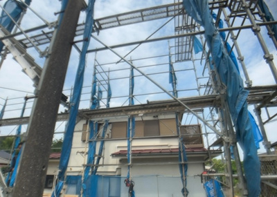 【バルコニー】 | 廿里町新築戸建 | バルコニーは、室外の専用スペースのうち、「屋根がなく開放された空間」であるものを指します。ベランダより広いタイプのものが多く、日当たりもよいため家庭菜園などを楽しみたい人にとって適した環境となります。