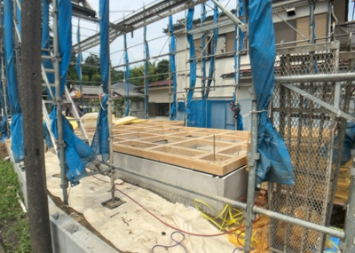 【構造・工法・仕様】 | 廿里町新築戸建 | 木造住宅とは土台、壁、柱など建築物の強度を支える構造体の材に木が使用されている構造を指します。構造体は建物の自重を支えるだけではなく風圧や水圧、積裁荷重などあらゆる衝撃に耐えるための基礎です。
