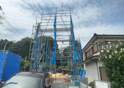 【外観】 | 廿里町新築戸建 | 現地に行くなら、物件の周囲の地形がどうなっているかを見ることも大切です。周辺より低くなっている土地では、大雨などで水が集まりやすいため、地盤が弱くなっているということも考えられるため、注意が必要です。