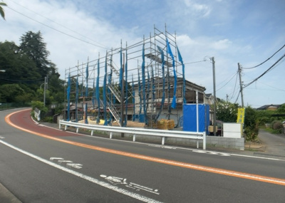 【前面道路含む現地写真】 | 廿里町新築戸建 | 道幅が狭い場所は比較的土地の値段が低いことが多く、また交通量が少ないため騒音が少なく静かな環境で過ごせます。また、小さいお子様がいるご家庭も安心です。一方で車の駐車が難しいというデメリットもあります。