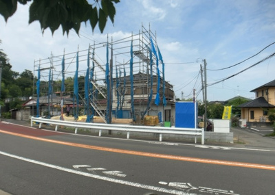 【前面道路含む現地写真】 | 廿里町新築戸建 | 道幅が広い場所は日当たりや風通が良好です。幅が広いのですれ違いも可能ですし大きな車でも駐車可能！一方で、大型車が通ることも多くなるため交通量の増加により騒音に繋がります。また土地の値段が高くなります。