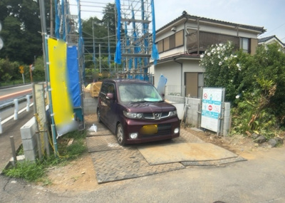 【駐車場】 | 廿里町新築戸建 | 車一台あたりに必要なスペースは、標準サイズの普通自動車で横幅2m50cm、長さ5mは必要になります。ただし、乗降のことも考慮して横幅3m30cm、長さ5m50cmほどは確保できるところを選びましょう。