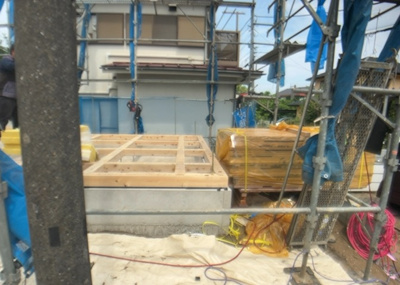 【玄関】 | 廿里町新築戸建 | 玄関は、狭すぎると複数人で使いにくく、広すぎても無駄な空間になりがちです。最低2畳を目安にして、家の広さとの兼ね合いや家族の人数を考慮して決めるとよいでしょう。現地を見学して快適な玄関を選びましょう！