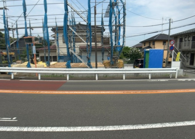 【前面道路含む現地写真】 | 廿里町新築戸建 | 住宅用の土地では前面道路に2m以上接していなければならないと法律で定められています。しかし、お持ちの車のサイズやライフスタイルなどにより、2mでは利便が悪い場合もございますので、事前に確認しましょう。