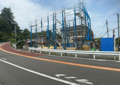 【前面道路含む現地写真】 | 廿里町新築戸建 | お持ちの車種によっては前面道路が広い方が便利でしょう。しかし、前面道路が広ければその分交通量が多くなるため、騒音などが気になる場合があります。実際に現地を見学し、周辺交通量や騒音などを確認しましょう！
