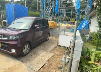 【駐車場】 | 廿里町新築戸建 | 駐車場と明記されていても、最小スペースでつくられた駐車場だと大型車は駐車できなかったり、出入りしにくくなったりする可能性があります。お車のサイズと購入したい物件の駐車場のサイズを現地で確認しましょう。