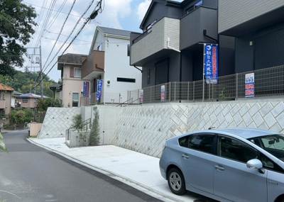 【前面道路含む現地写真】 | 西成瀬新築戸建 | お持ちの車種によっては前面道路が広い方が便利でしょう。しかし、前面道路が広ければその分交通量が多くなるため、騒音などが気になる場合があります。実際に現地を見学し、周辺交通量や騒音などを確認しましょう！