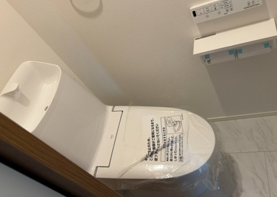 【トイレ】 | 西成瀬新築戸建 | トイレは大きさや形、機能、抗菌性などが異なる多種多彩なタイプが各メーカーから出ています。それぞれに良さがあるため、事前にどういったタイプのトイレがいいのかをご家庭内で決めて、内見に行くといいでしょう。