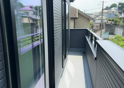 【バルコニー】 | 西成瀬新築戸建 | バルコニーは、室外の専用スペースのうち、「屋根がなく開放された空間」であるものを指します。ベランダより広いタイプのものが多く、日当たりもよいため家庭菜園などを楽しみたい人にとって適した環境となります。