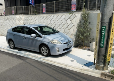 【駐車場】 | 西成瀬新築戸建 | 駐車場と明記されていても、最小スペースでつくられた駐車場だと大型車は駐車できなかったり、出入りしにくくなったりする可能性があります。お車のサイズと購入したい物件の駐車場のサイズを現地で確認しましょう。