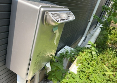 【発電・温水設備】 | 西成瀬新築戸建 | 省エネ給湯器とは従来型の給湯器より熱効率が高く、少ない燃料でたくさんのお湯を沸かすことが出来る高効率な給湯器のことを指します。また、省エネ給湯器には種類があり、利便性や効果なども様々です。